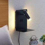 Lucande LED-väggspotlight Zavi, svart, stickpropp, hylla, USB