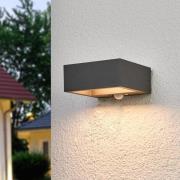 Lucande Sensor-LED-utomhusvägglampa Mahra, solardriven