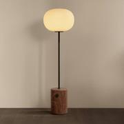 Audo Copenhagen Audo JWDA golvlampa, röd travertin, höjd 150 cm, dimba...
