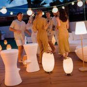 Newgarden LED-batteridriven golvlampa Apolo, vit, PE, IP44