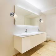 Brilliant Förkromad vägglampa Kensington med IP44