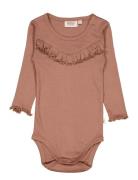 Wheat Body Rib Ruffle Ls Rosa