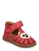 ANGULUS Sandals - Flat - Closed Toe - Röd