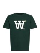 WOOD WOOD Wwace Big Logo & Badge T-Shirt Grön